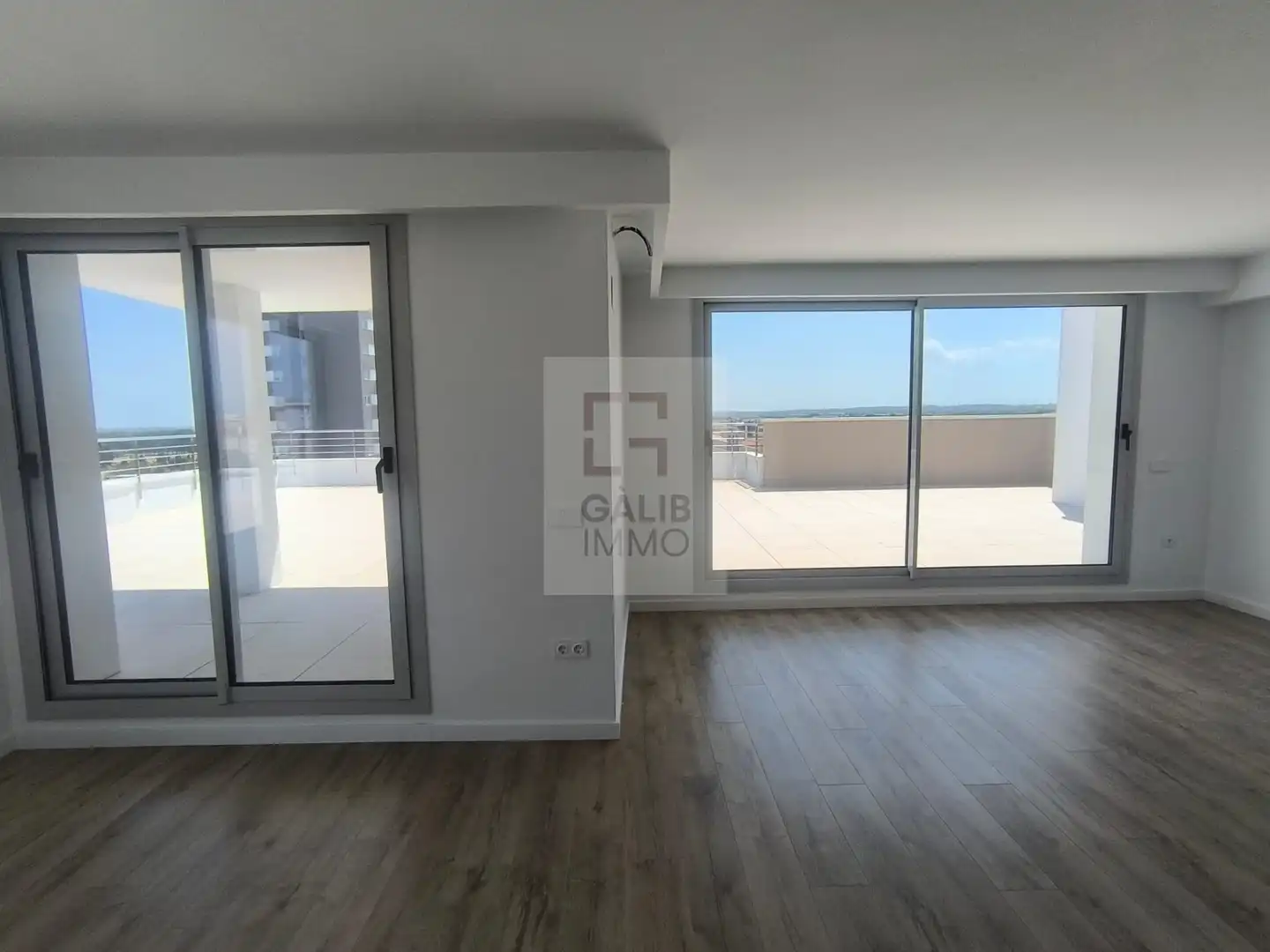 Wohnzimmer von Dachboden zum Verkauf in Figueres mit Klimaanlage, Terrasse und Abstellraum