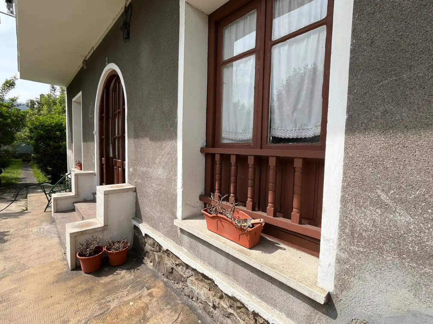 Vista exterior de Casa adosada en venta en Los Corrales de Buelna  con Calefacción y Jardín privado