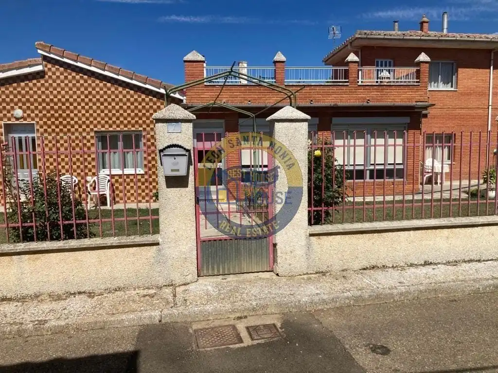 Exterior view of Houses for sale in Villanueva de las Manzanas, León