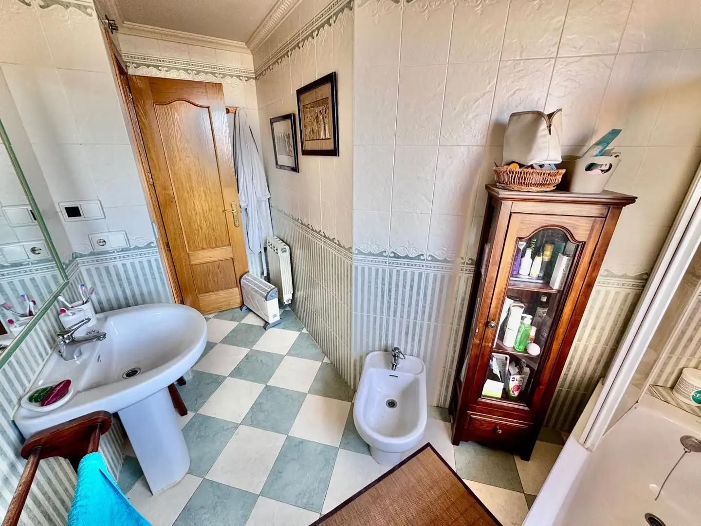 Bathroom of Detached homes for sale in Valdepeñas  with Air Conditioner and Heating