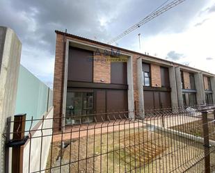 Exterior view of Single-family semi-detached for sale in Laguna de Duero  with Heating, Private garden and Terrace