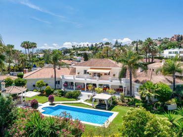 Casa con piscina en venta en Nueva Andalucía