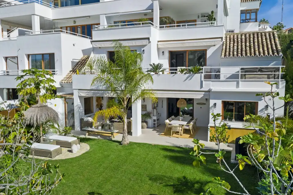 Casa aparellada amb piscina en venda a Nueva Andalucía, imagen 25
