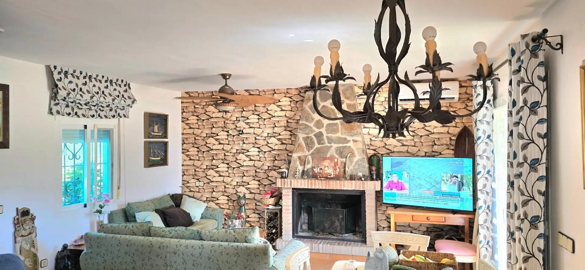 Sala d'estar de Casa o xalet en venda en Guaro amb Aire condicionat, Jardí privat i Moblat
