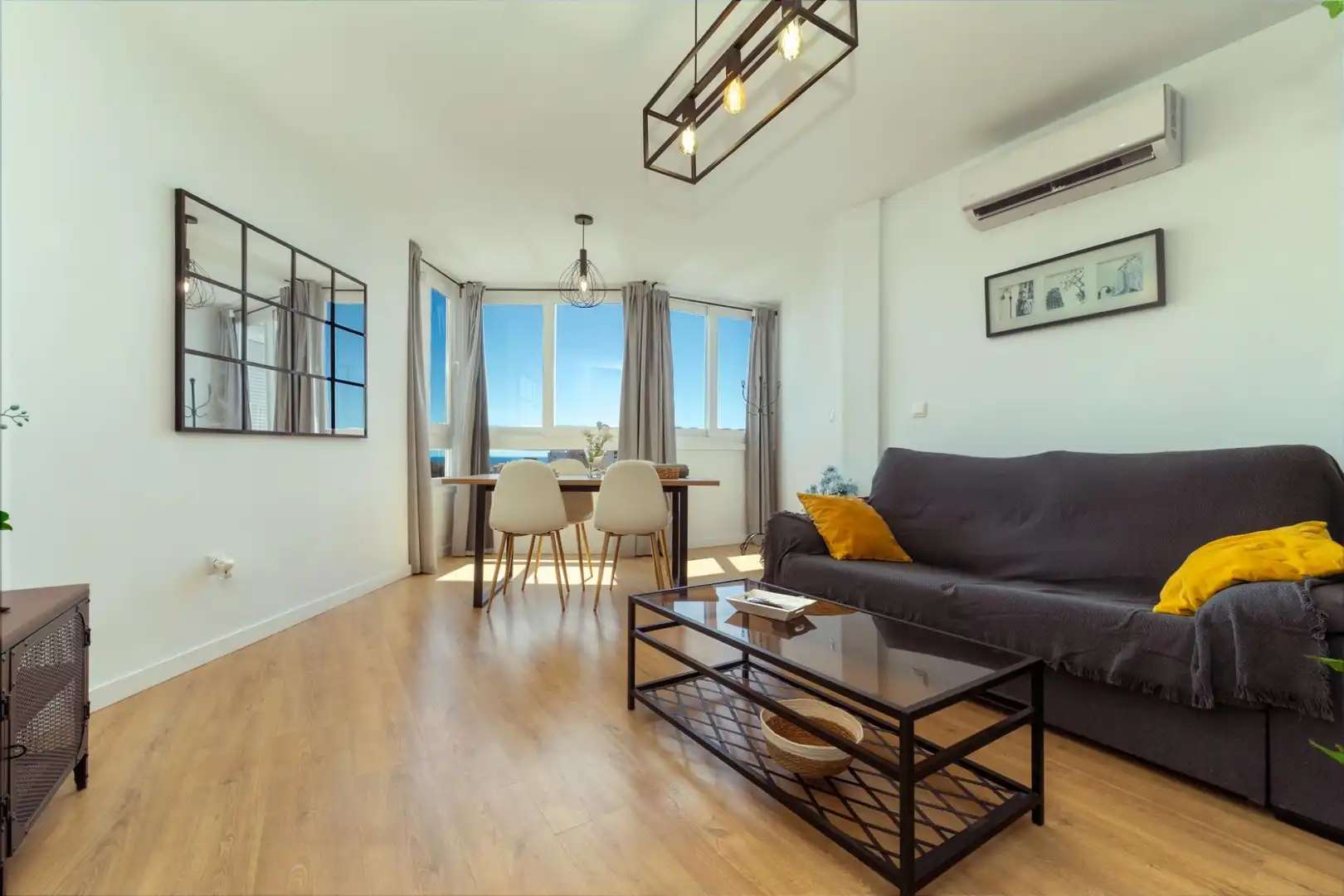 Sala d'estar de Estudi en venda en Marbella amb Aire condicionat, Jardí privat i Moblat