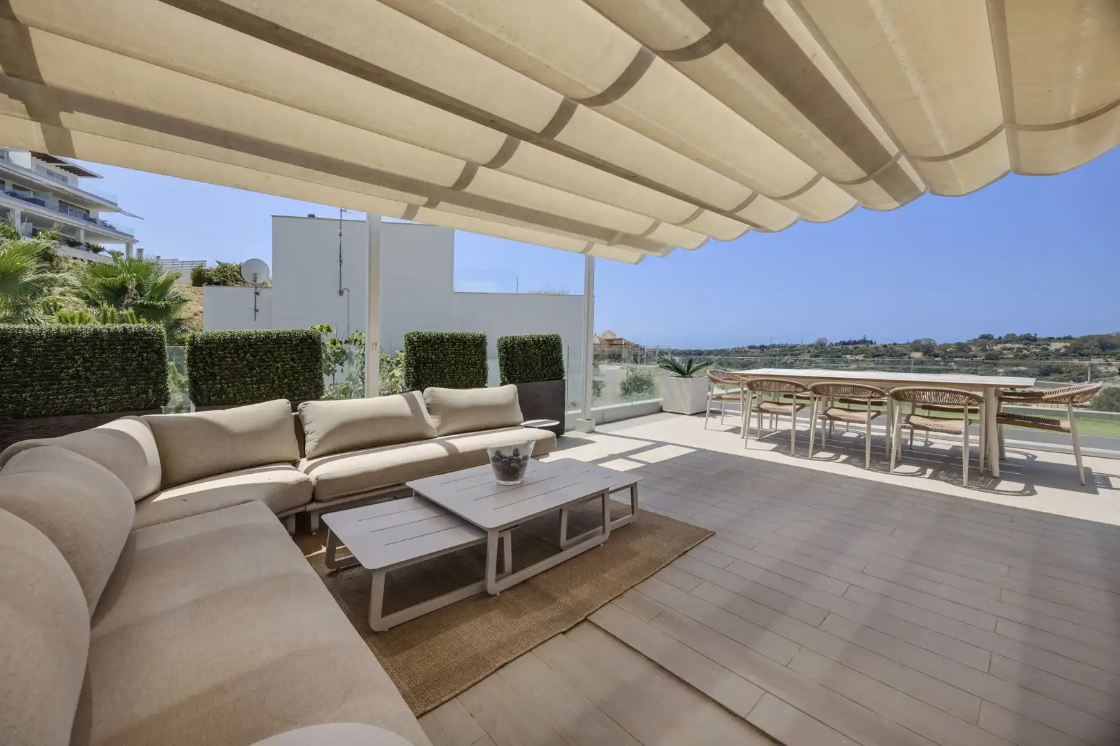 Terrasse von Einfamilien-Reihenhaus zum Verkauf in Estepona mit Klimaanlage, Terrasse und Schwimmbad