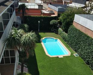 Schwimmbecken von Einfamilien-Reihenhaus miete in Igualada mit Terrasse