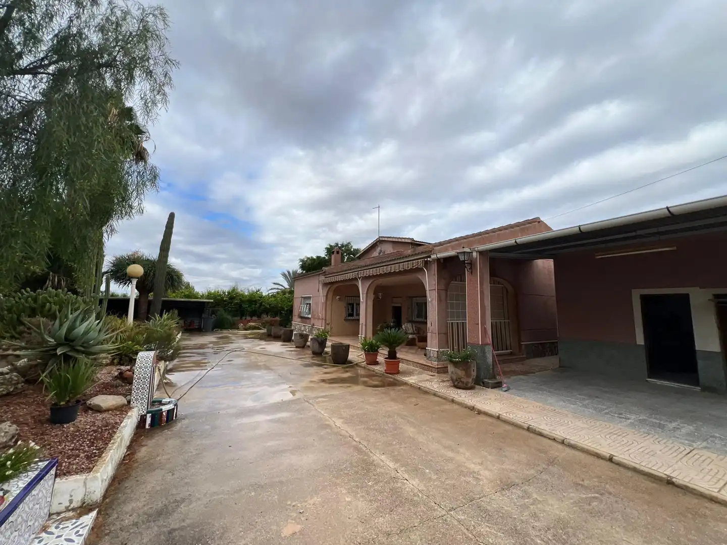 Vista exterior de Casa o xalet en venda en Elche / Elx amb Jardí privat, Terrassa i Piscina