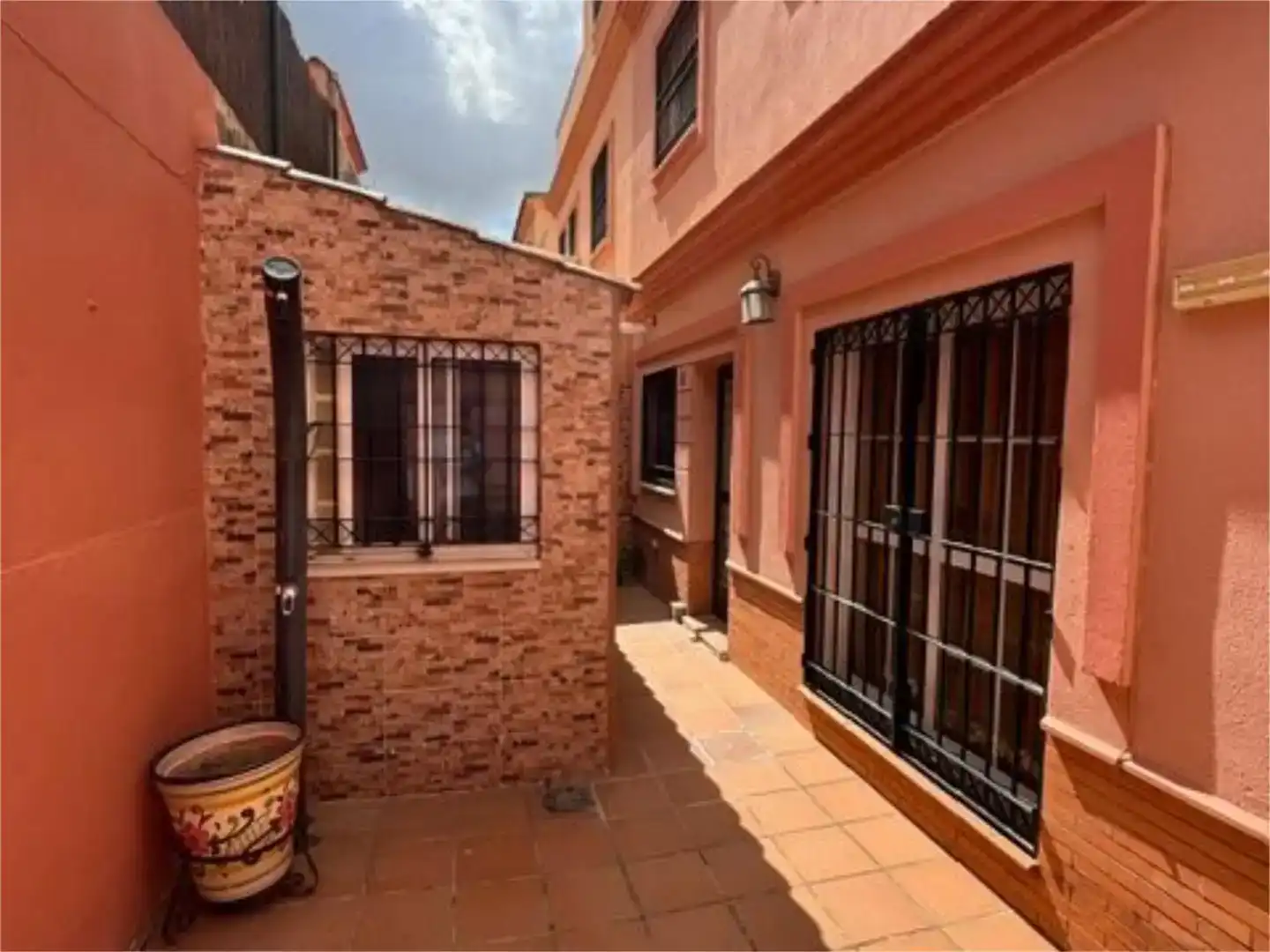 Vista exterior de Casa o xalet en venda en Tomares amb Aire condicionat i Balcó
