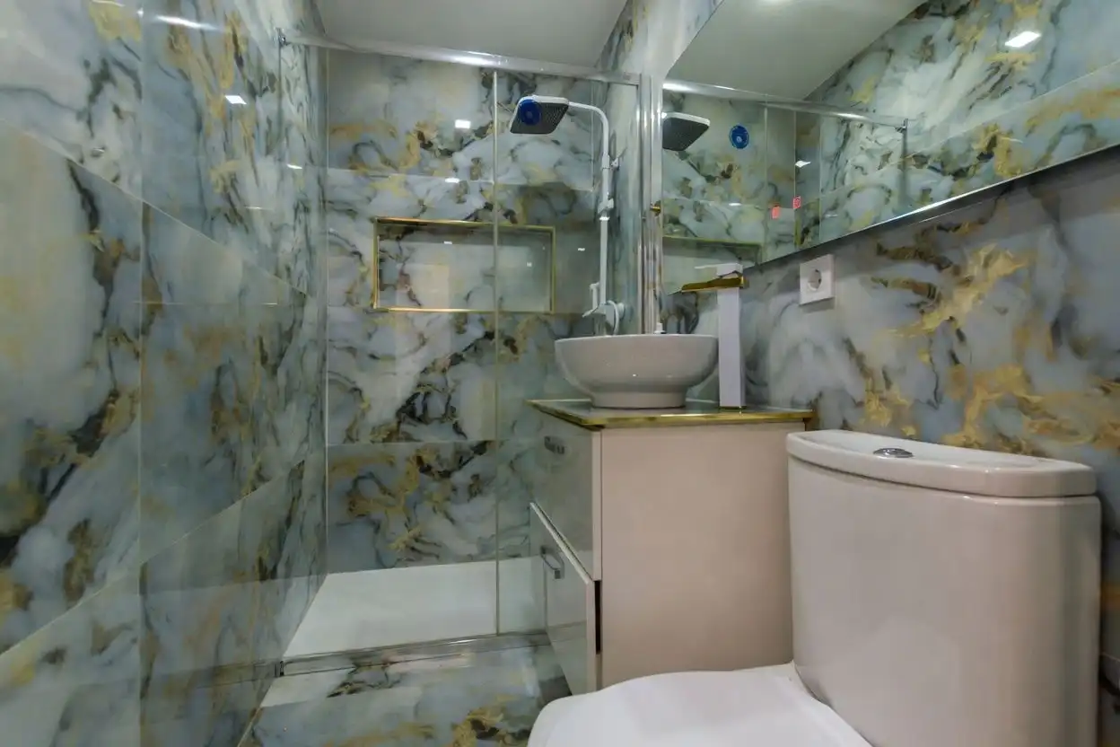 Bathroom of Flat for sale in Madrid