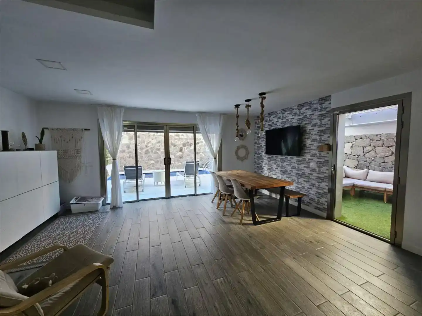 Sala d'estar de Casa adosada en venda en Las Palmas de Gran Canaria amb Jardí privat, Piscina i Balcó