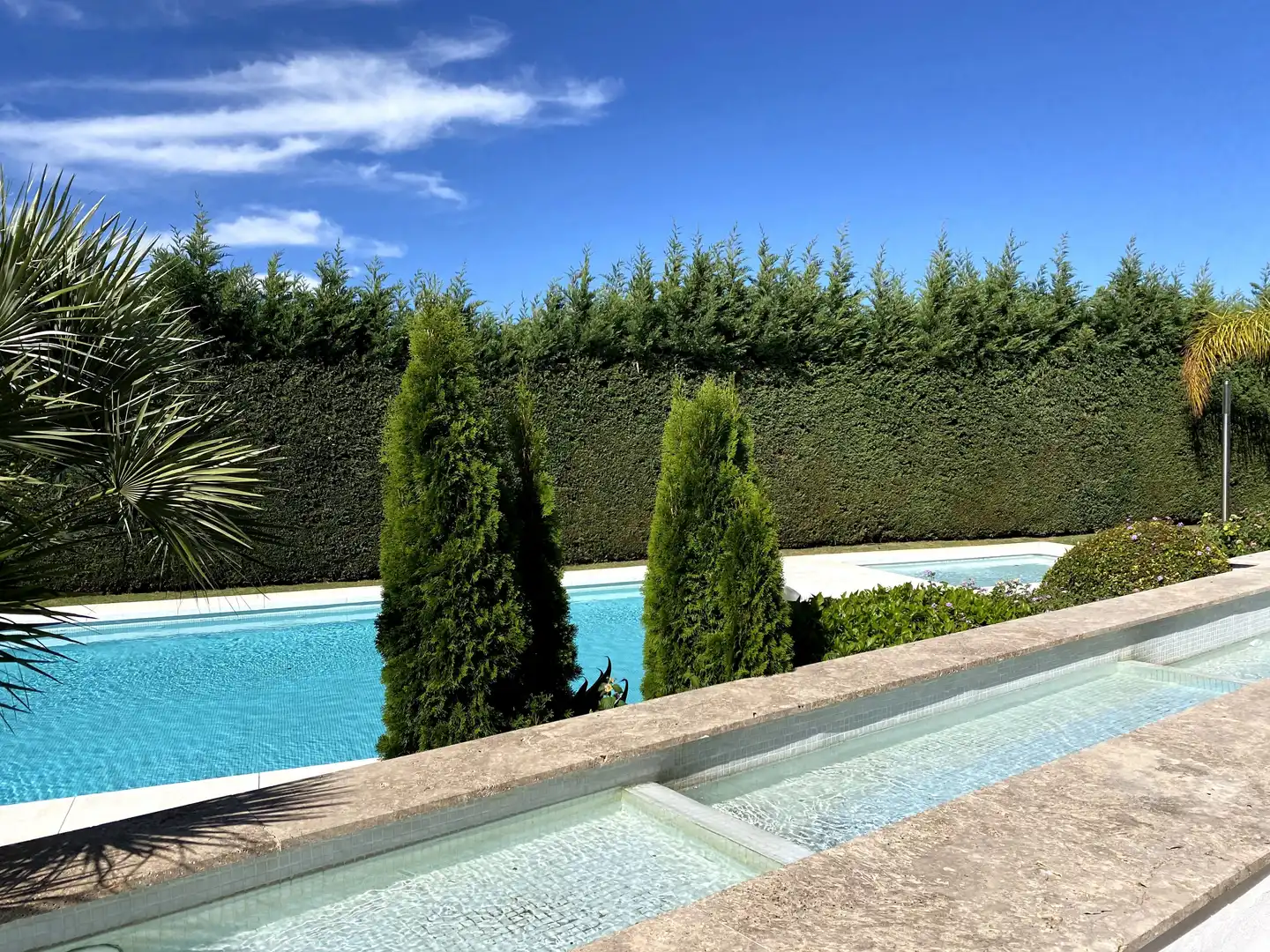 Piscina de Casa adosada en venda en Benahavís amb Aire condicionat, Calefacció i Jardí privat