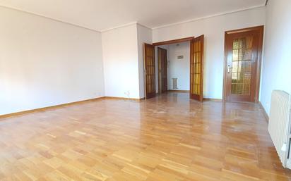 Living room of Flat for sale in  Albacete Capital  with Heating, Parquet flooring and Terrace