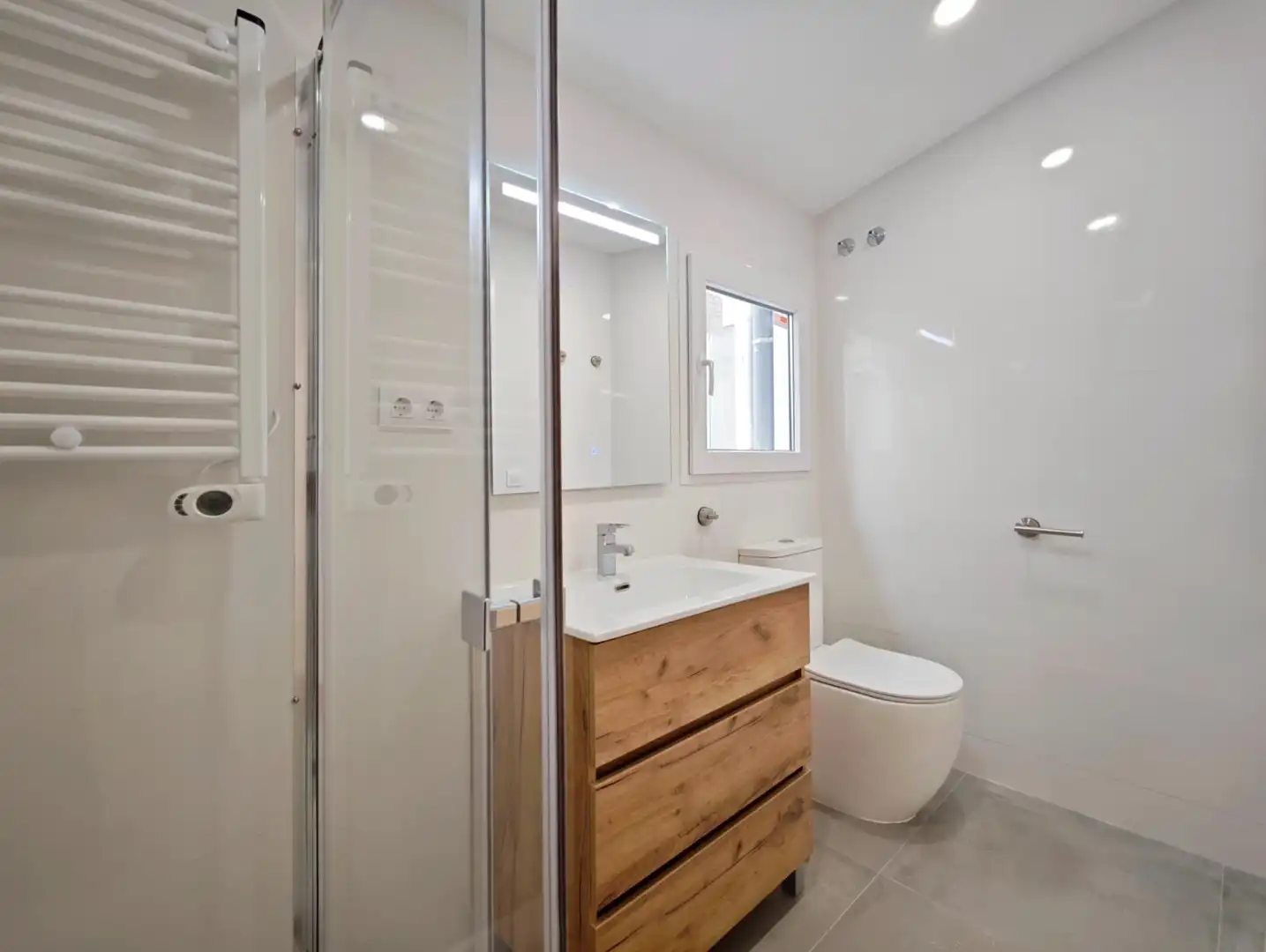 Badezimmer von Wohnung zur Miete in Madrid mit Klimaanlage, Heizung und Terrasse