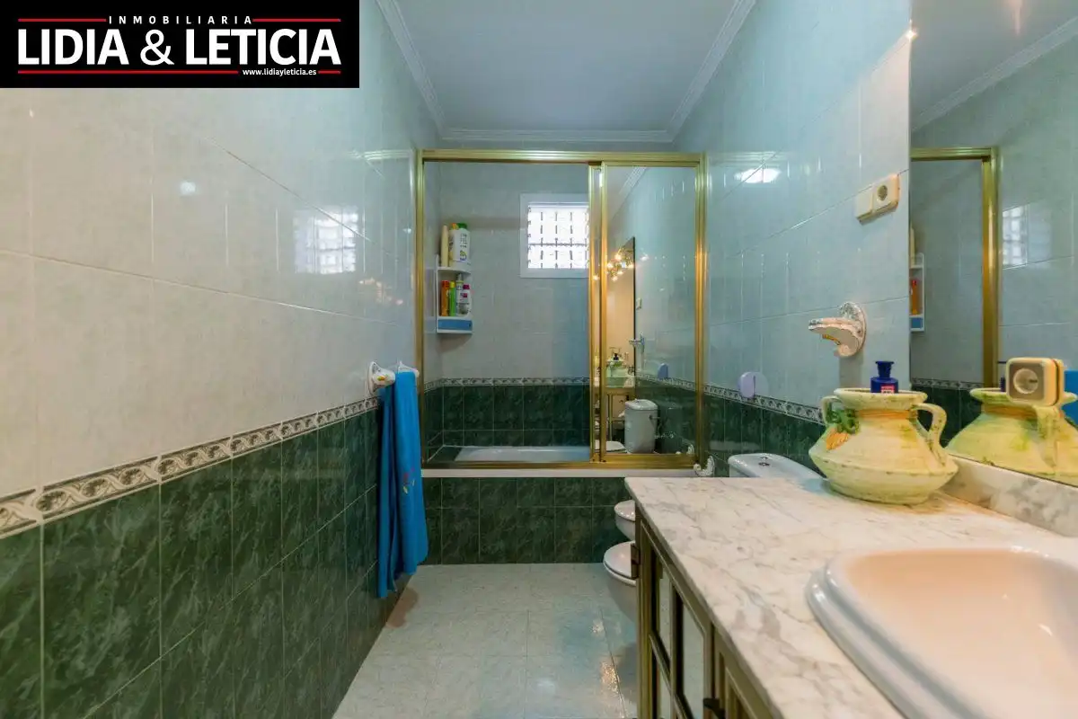 Baño de Casa o chalet en venta en Alcalá de Guadaira con Aire acondicionado, Calefacción y Jardín privado