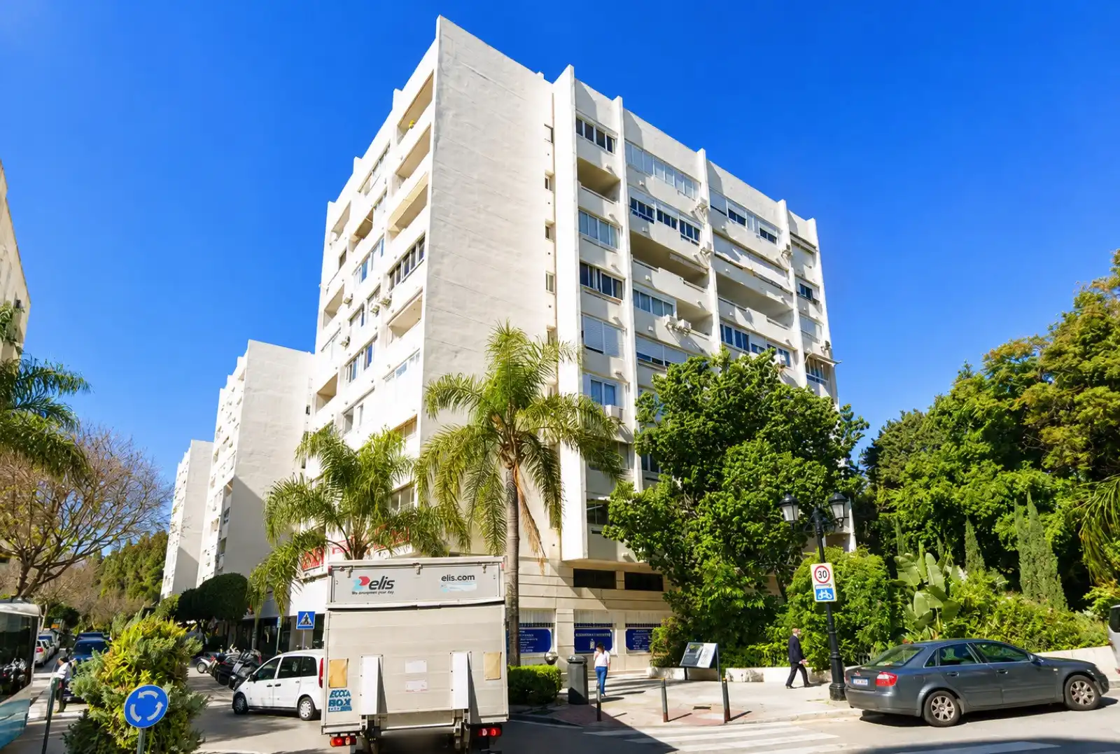 Vista exterior de Apartamento en venta en Marbella con Terraza, Amueblado y Balcón