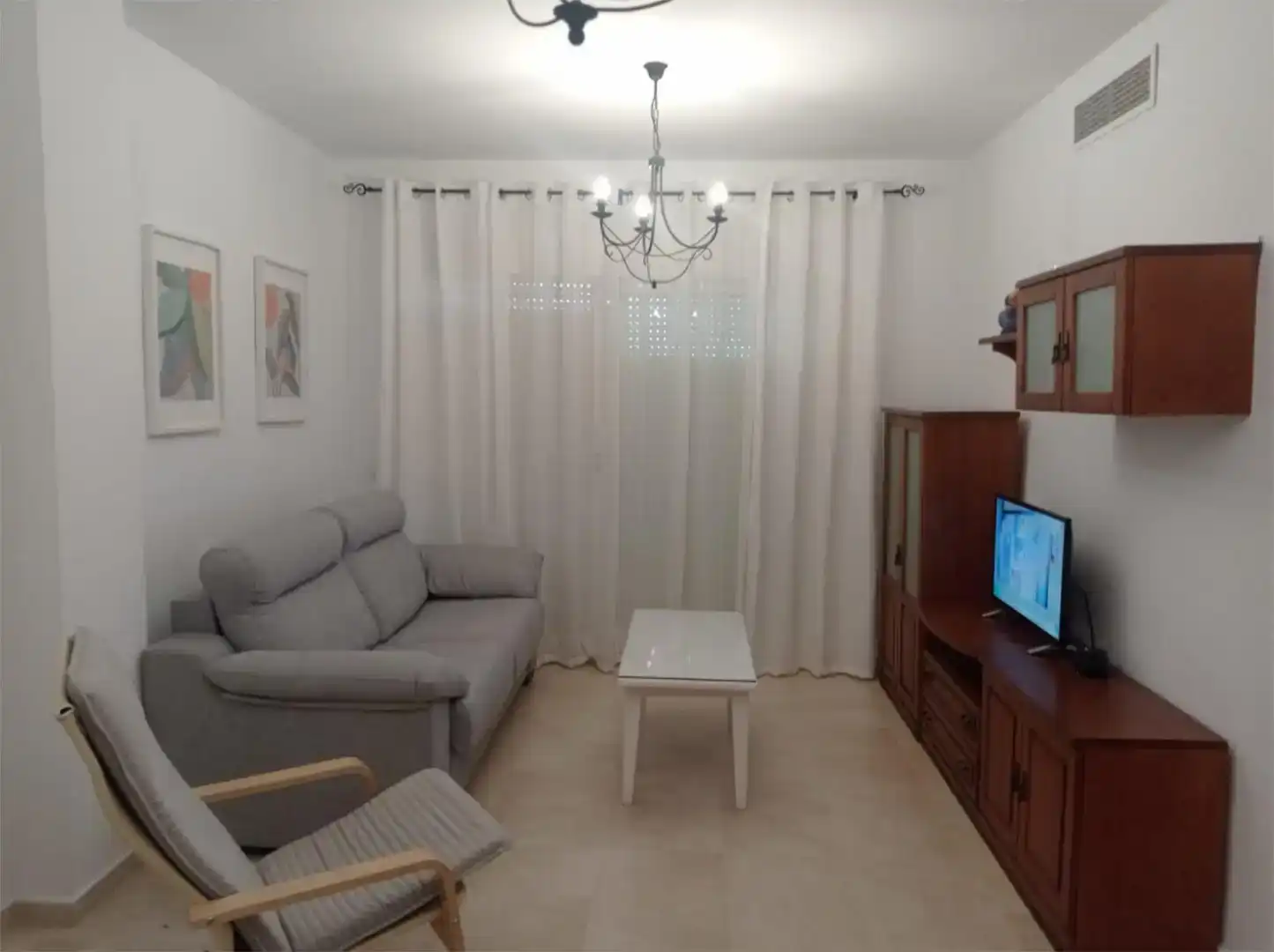 Sala d'estar de Pis de lloguer en Chipiona amb Jardí privat, Piscina i Moblat