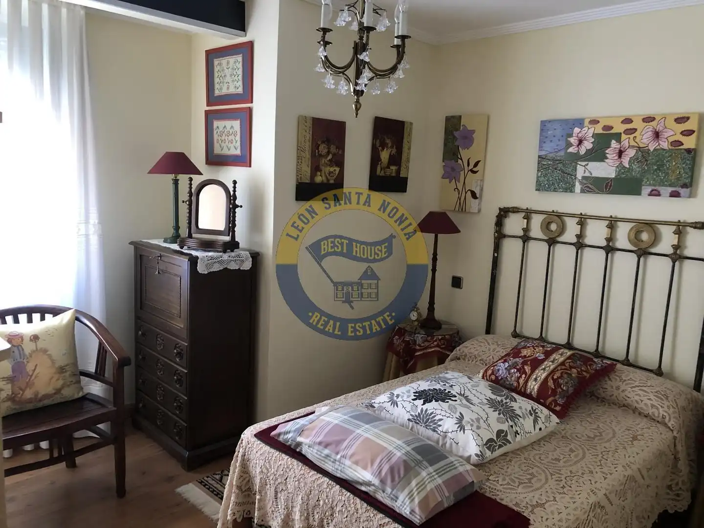 Dormitori de Casa o xalet en venda en León Capital  amb Calefacció, Jardí privat i Moblat