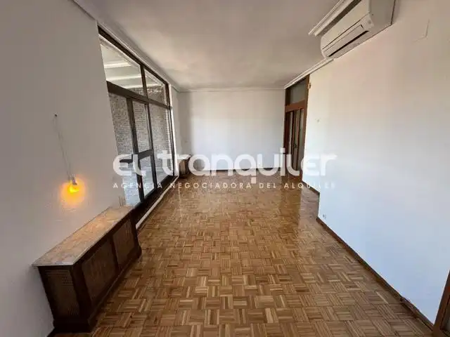 Sala d'estar de Àtic de lloguer en Madrid amb Aire condicionat, Parquet i Terrassa