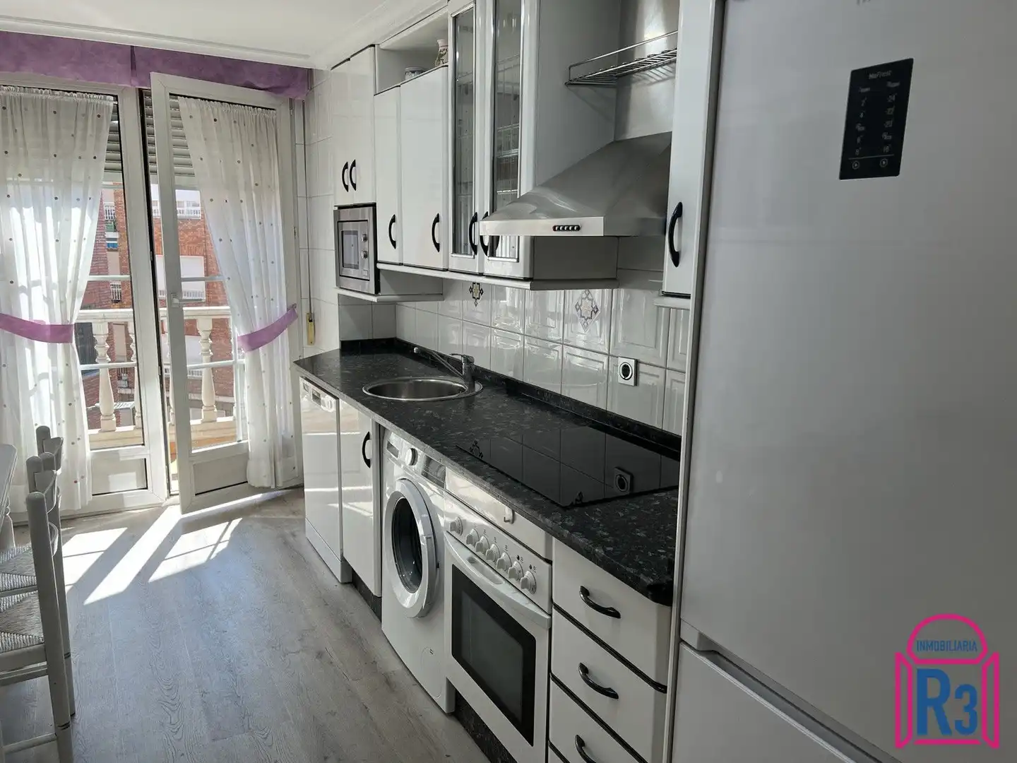 Cuina de Dúplex en venda en León Capital  amb Calefacció, Terrassa i Traster