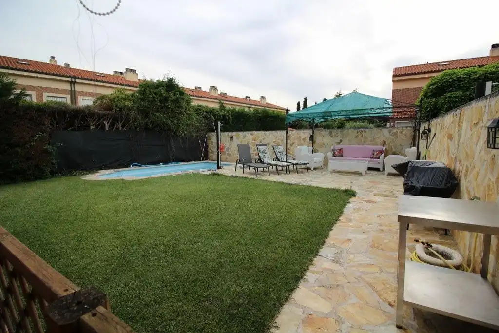 Jardí de Casa adosada en venda en Alovera amb Aire condicionat, Calefacció i Traster
