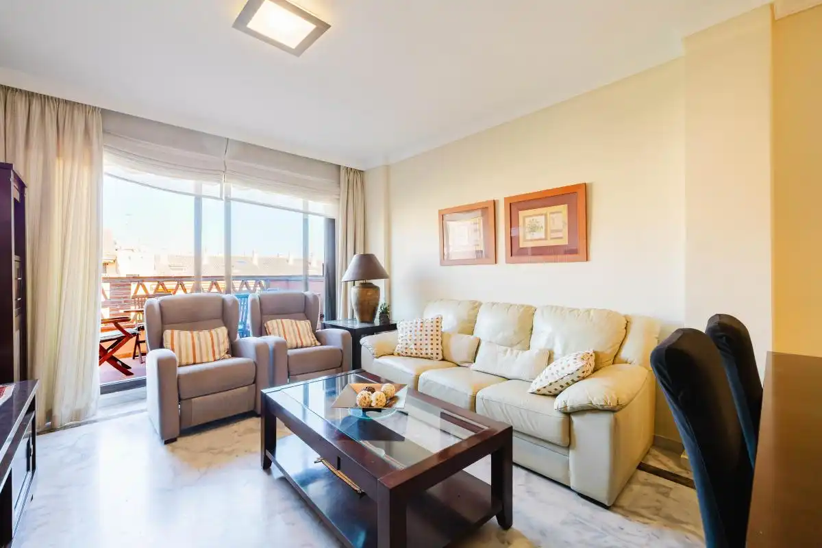 Sala d'estar de Dúplex de lloguer en Marbella amb Aire condicionat, Calefacció i Jardí privat