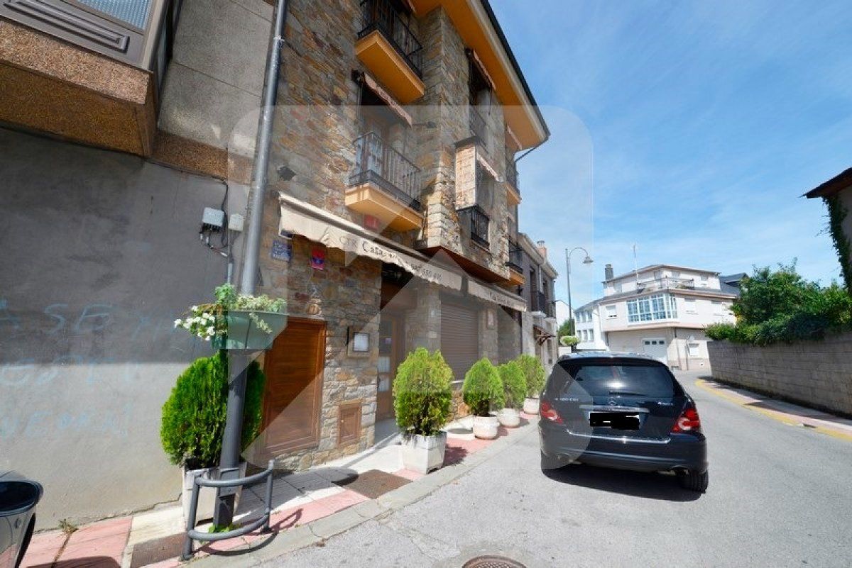 Vista exterior de Edifici en venda en Fabero