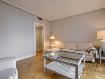 Living room of Flat to rent in  Madrid Capital  with Air Conditioner, Heating and Private garden