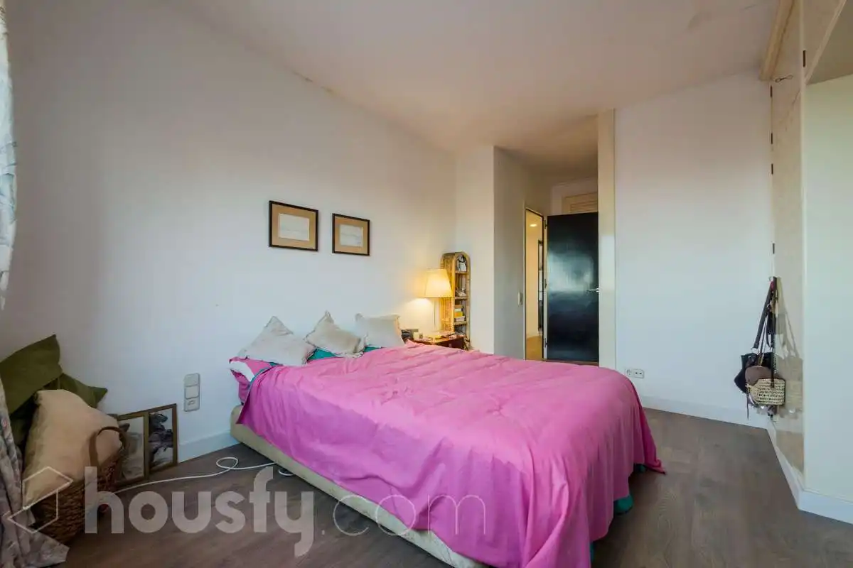 Dormitori de Casa o xalet en venda en Barcelona amb Aire condicionat, Calefacció i Jardí privat