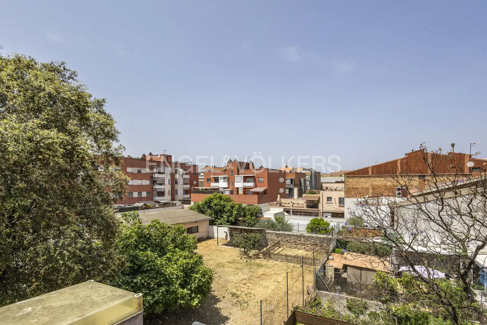 Vista exterior de Edificio en venta en Sant Joan Despí
