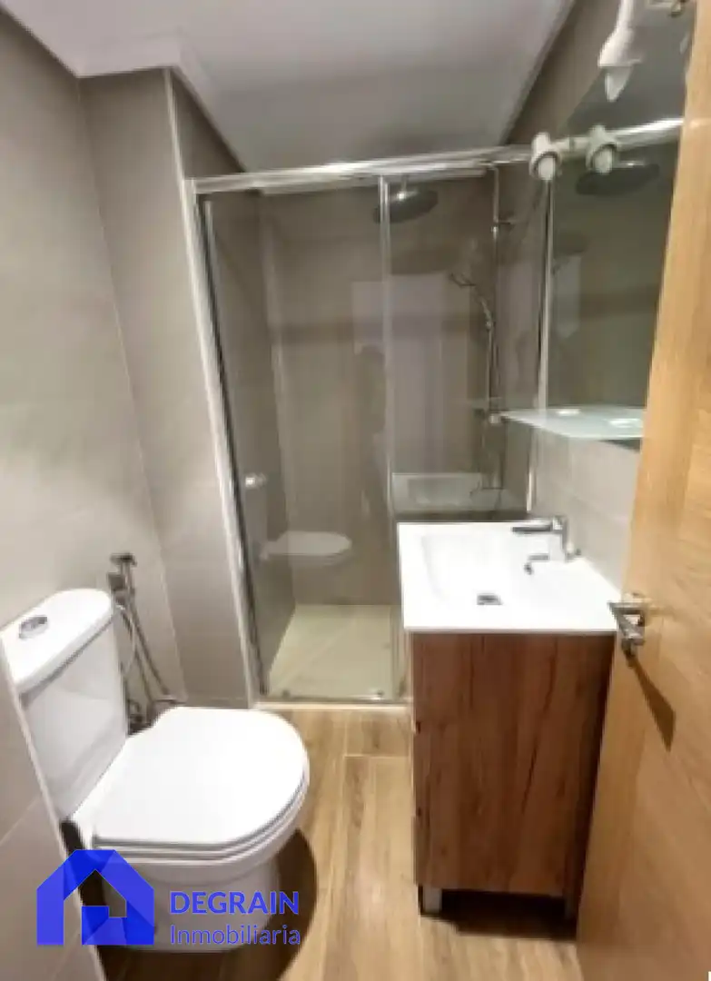 Baño de Piso en venta en Oviedo  con Calefacción, Terraza y Trastero