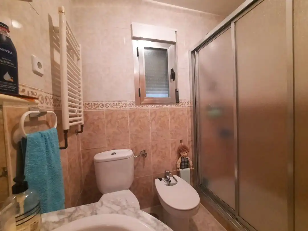 Baño de Casa adosada en venta en Escalona con Aire acondicionado, Calefacción y Jardín privado