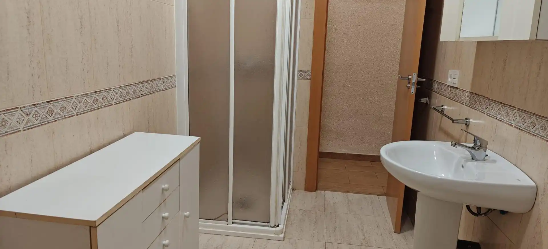 Baño de Piso para compartir en Granada con Amueblado y Balcón