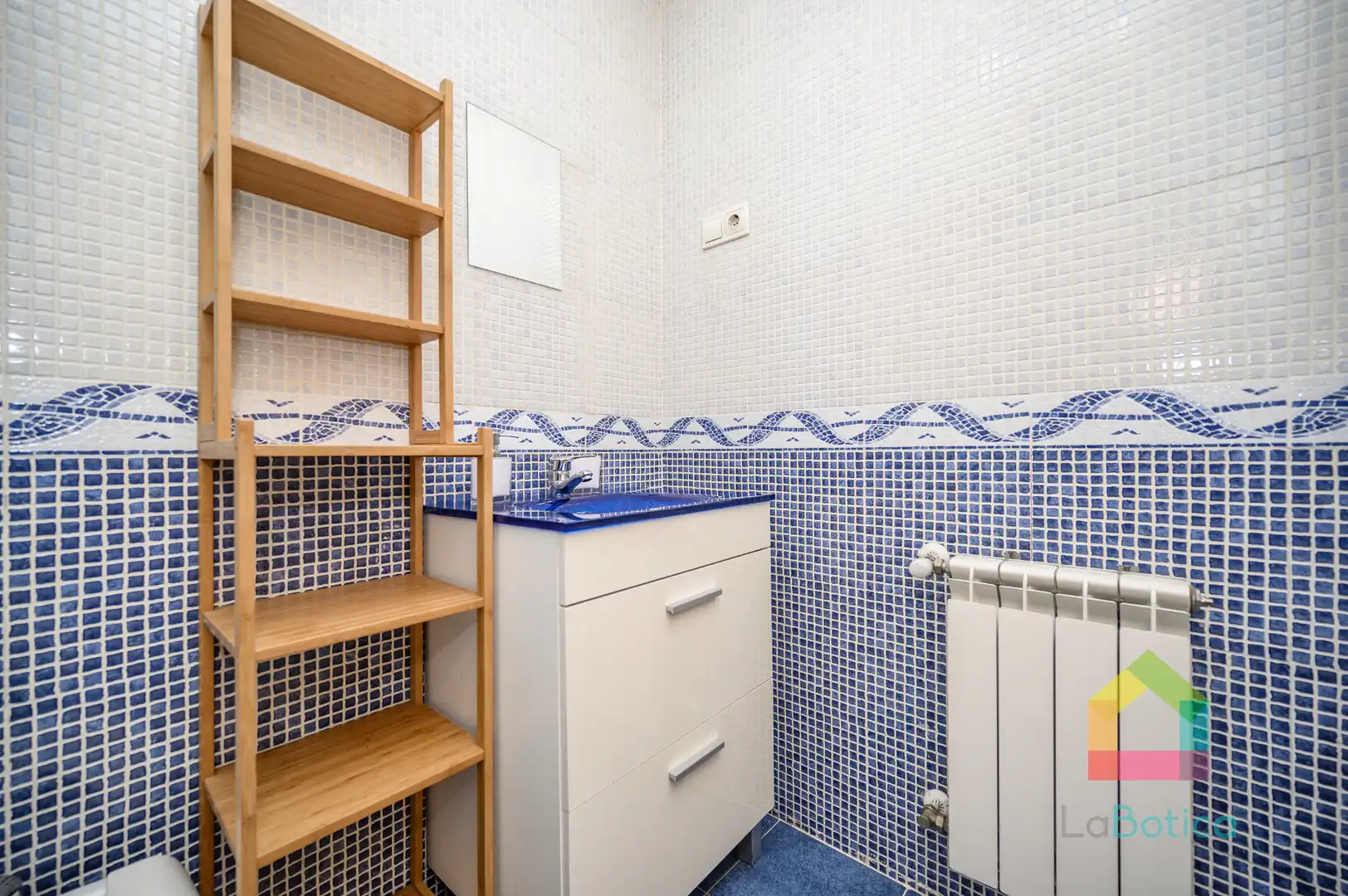 Bany de Apartament en venda en Toledo amb Aire condicionat, Moblat i Piscina comunitària