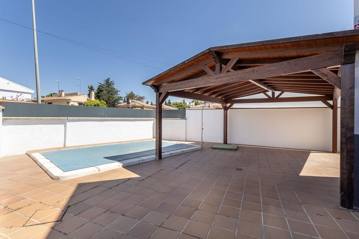 Piscina de Casa adosada en venda en  Granada Capital amb Aire condicionat, Calefacció i Jardí privat