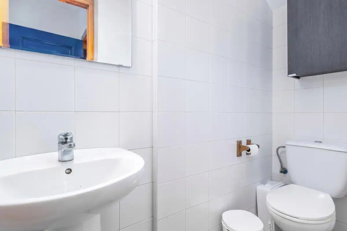 Baño de Casa adosada en venta en Aznalcázar con Aire acondicionado, Calefacción y Jardín privado