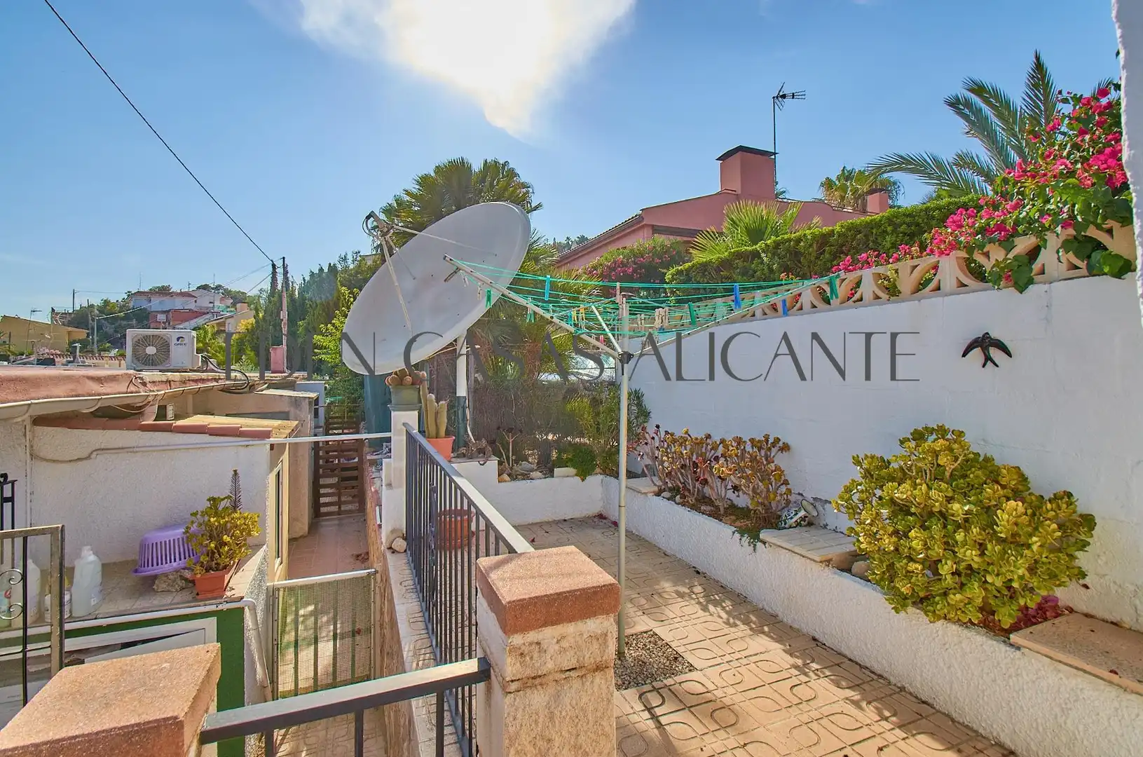 Vista exterior de Casa o chalet en venta en El Campello con Calefacción, Jardín privado y Terraza