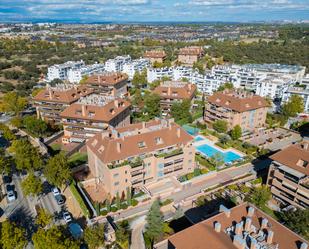 Vista exterior de Pis en venda en Boadilla del Monte amb Aire condicionat i Terrassa