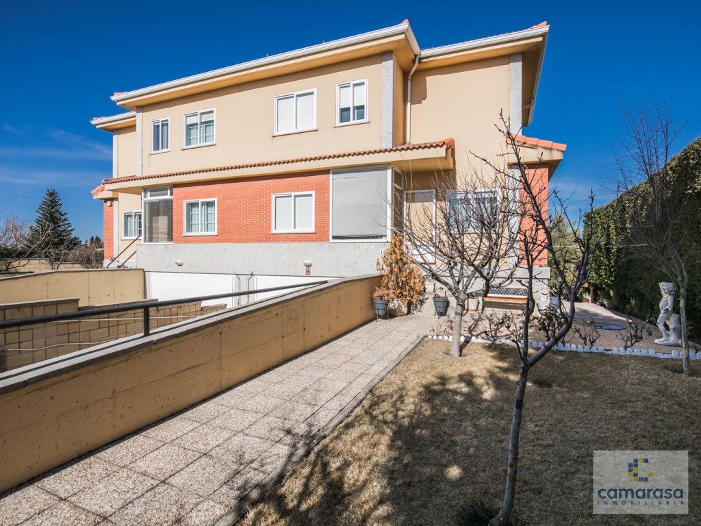 Vista exterior de Casa o xalet en venda en Ávila Capital amb Jardí privat i Terrassa