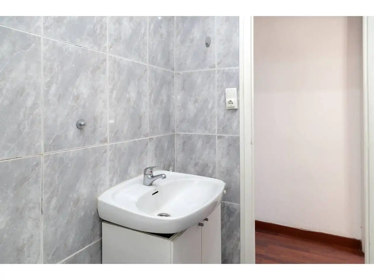 Bany de Àtic en venda en L'Hospitalet de Llobregat amb Terrassa i Balcó