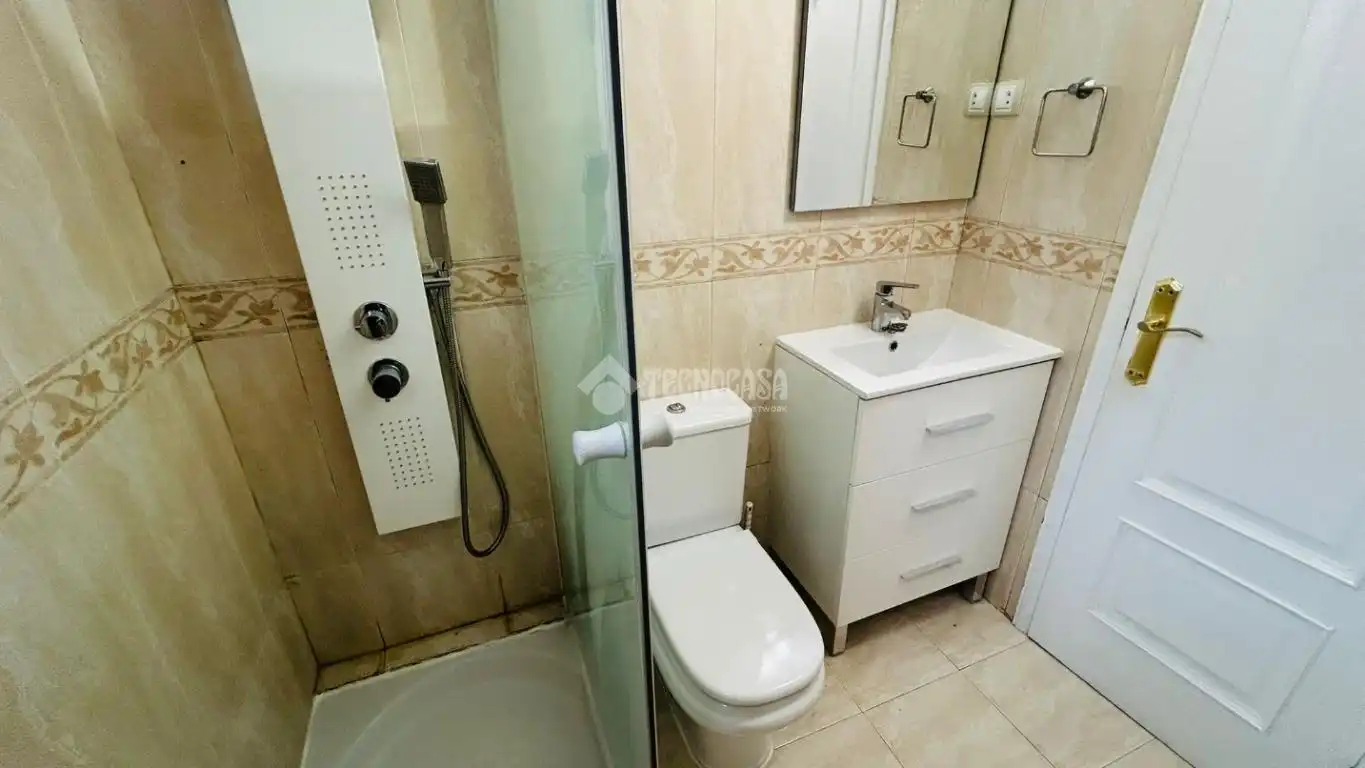 Bathroom of Flat for sale in Madrid  with Air Conditioner, Heating and Terrace