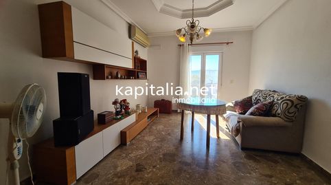 PISO EN EXCLUSIVA EN AYELO DE MALFERIT DE GRANDES DIMENSIONES Y MUY LUMINOSO.