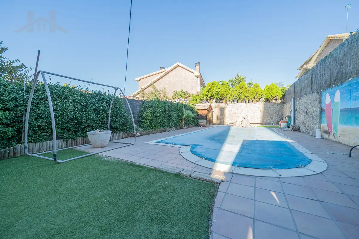 Casa aparellada amb terrassa en venda a Calle Sierra de Gredos 64, imagen 4