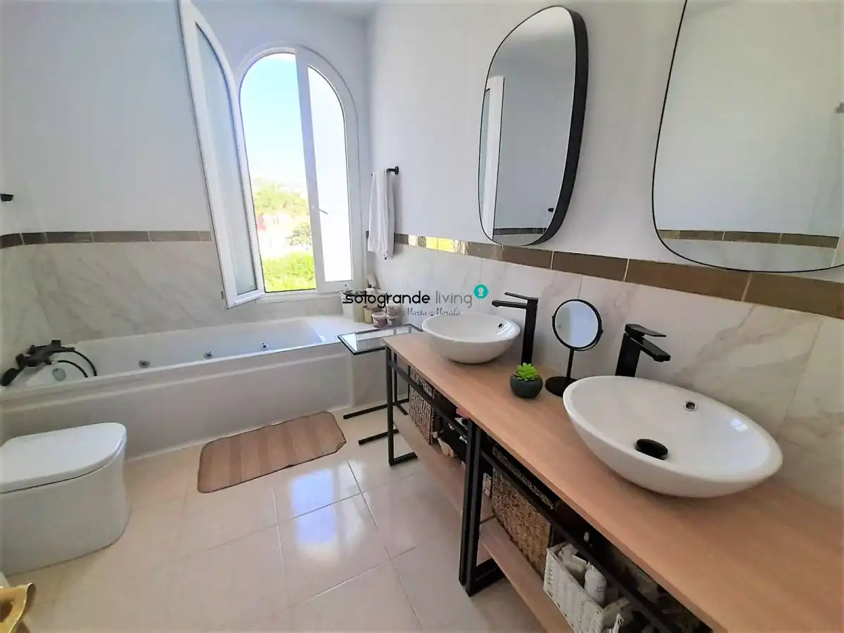 Bathroom of Houses for sale in La Línea de la Concepción  with Air Conditioner, Private garden and Terrace