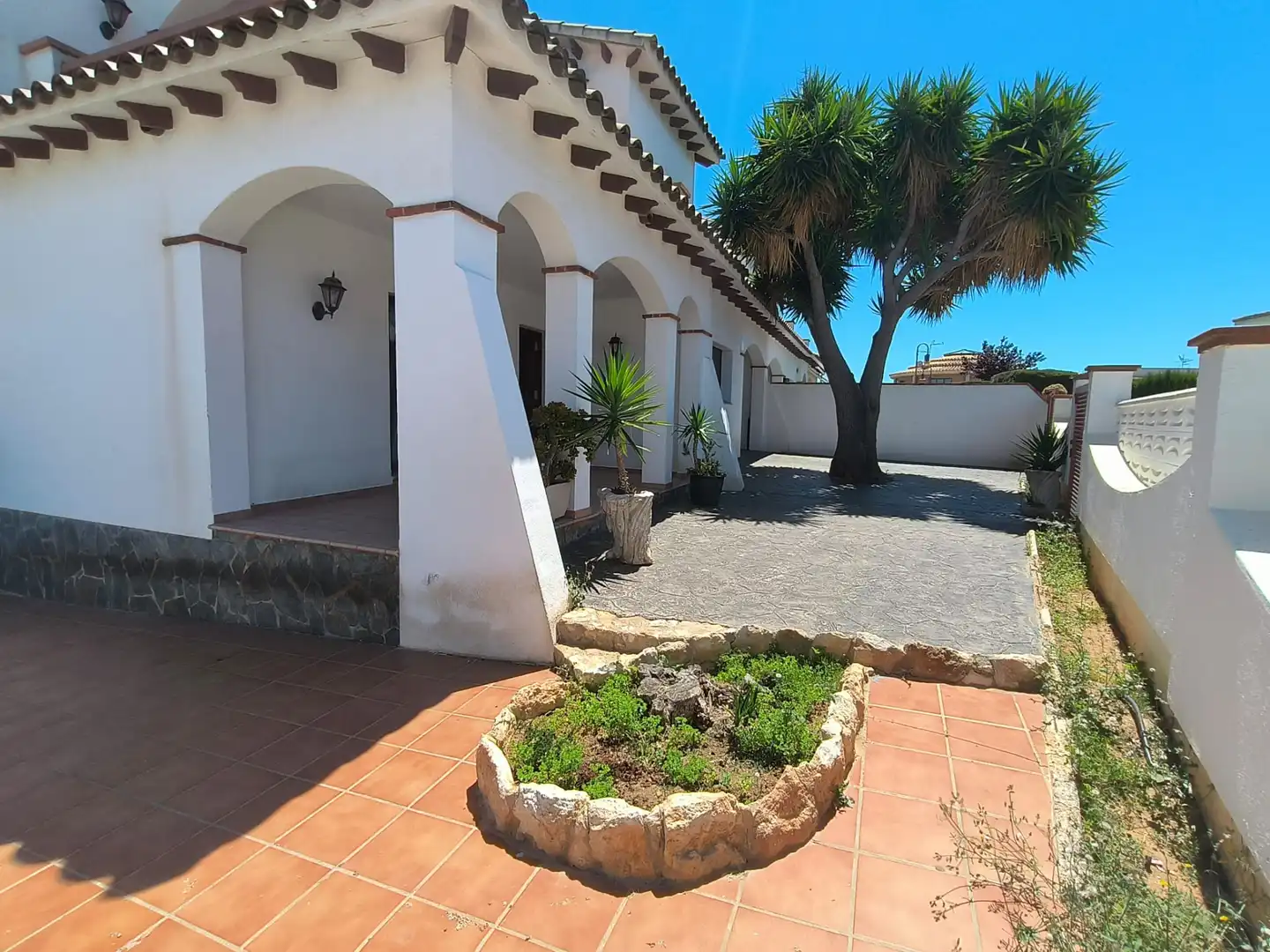 Exterior view of Houses for sale in Roda de Berà, Tarragona