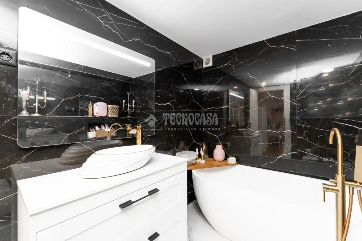 Badezimmer von Wohnung zum Verkauf in Cornellà de Llobregat mit Klimaanlage und Parkett