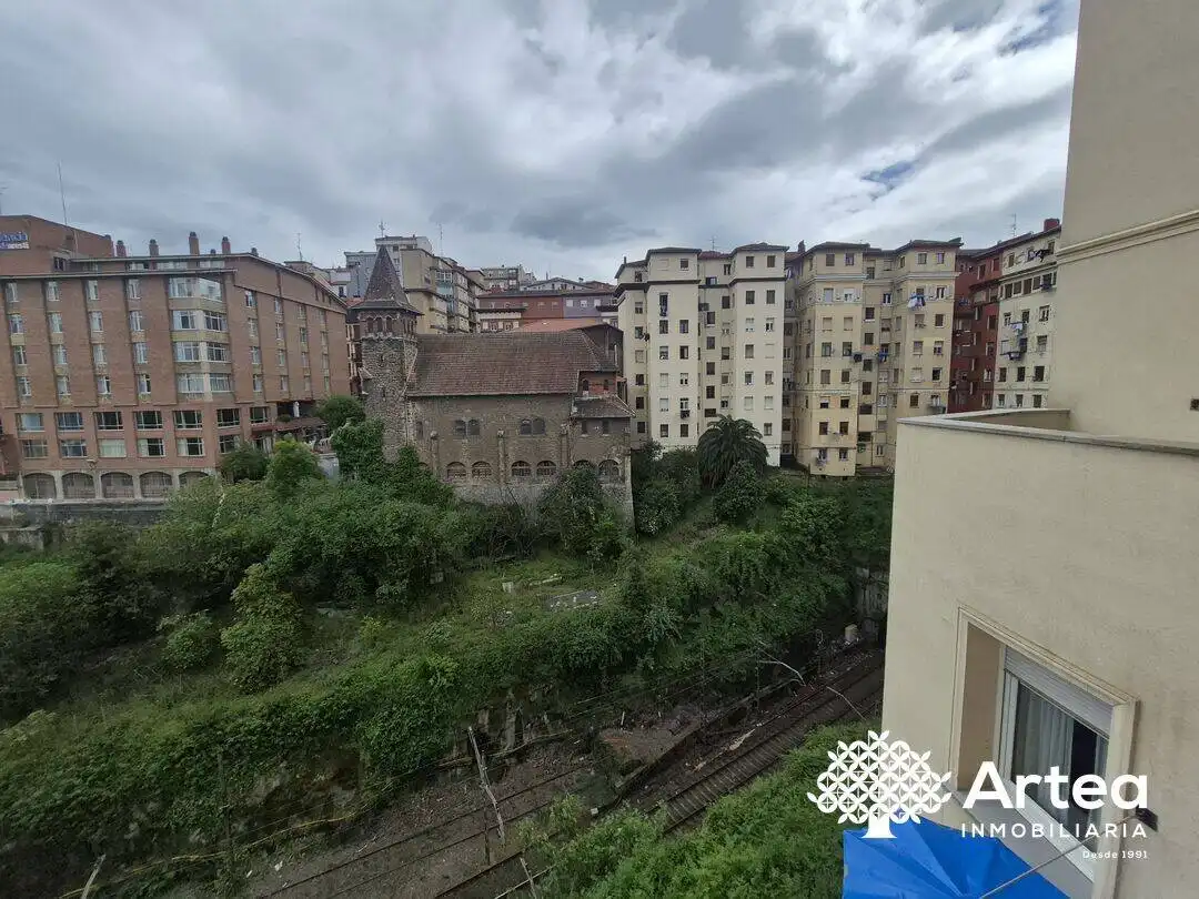 Vista exterior de Pis en venda en Bilbao  amb Calefacció