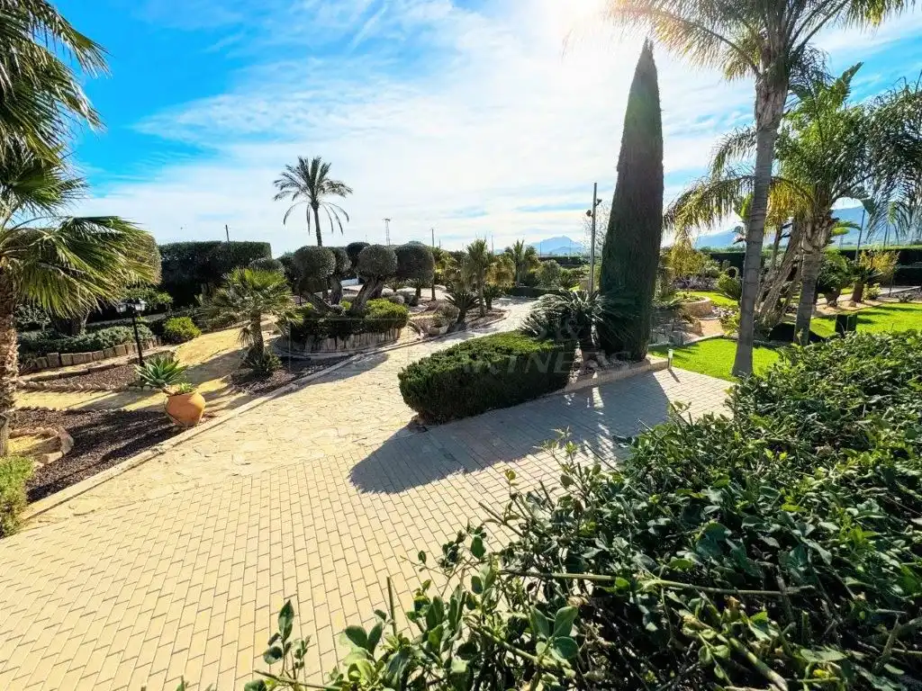 Vista exterior de Casa o xalet en venda en Orihuela amb Aire condicionat, Jardí privat i Traster