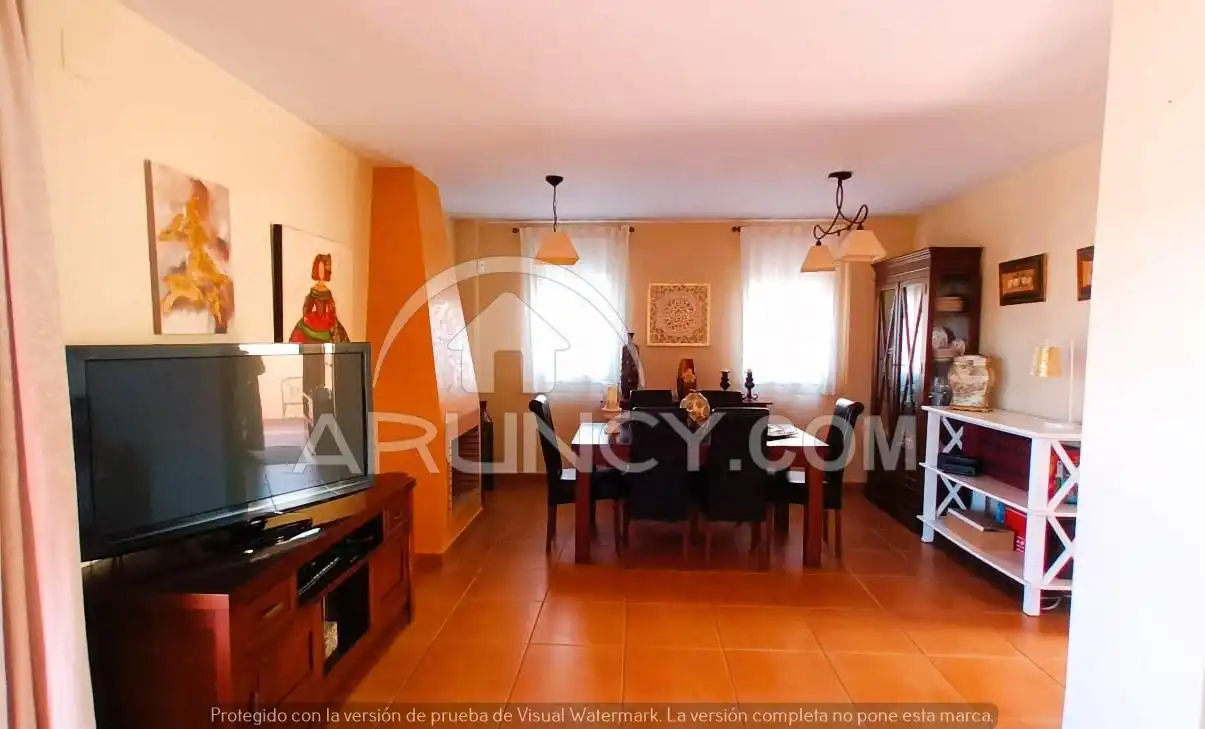 Sala d'estar de Casa o xalet en venda en Alcalá de Guadaira amb Aire condicionat, Jardí privat i Terrassa