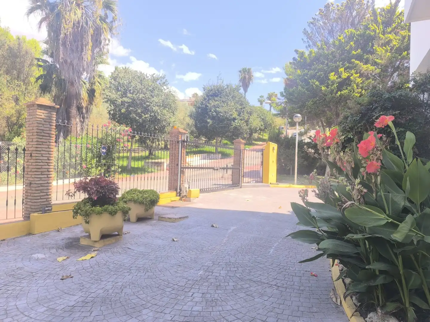 Vista exterior de Apartament de lloguer en Benalmádena amb Terrassa, Moblat i Piscina comunitària